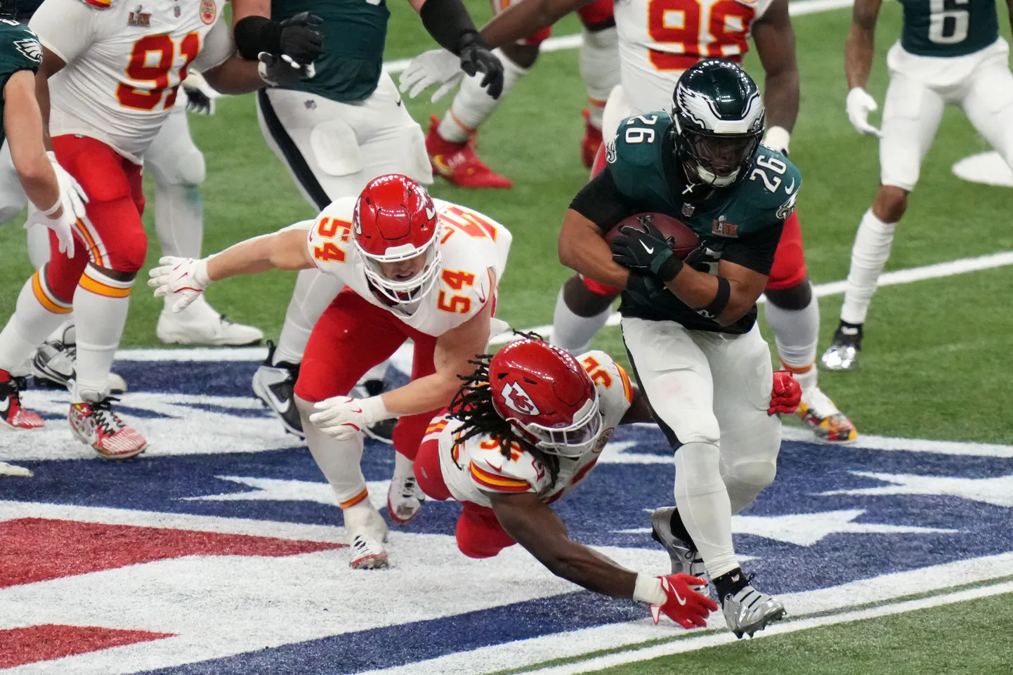 Philadelphia Eaglesi mängija Saquon Barkley (palliga) tegutsemas Kansas City Chiefsi kaitsjate vastu.