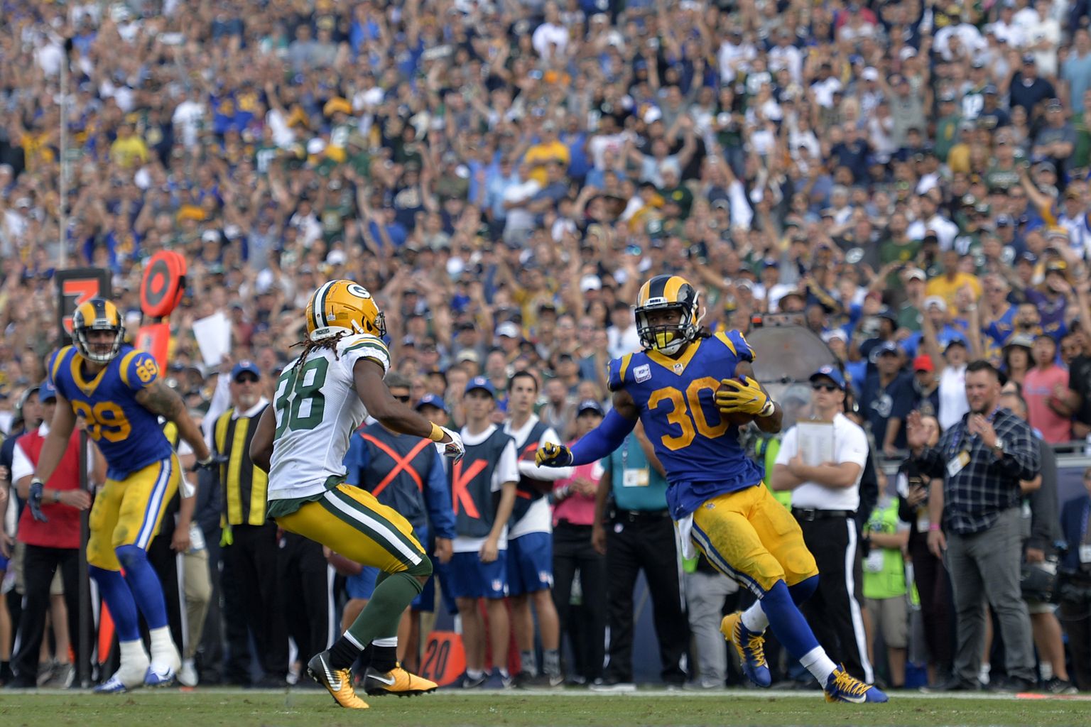 NFL spēle starp Losandželosas "Rams" un Grīnbejas "Packers" komandām