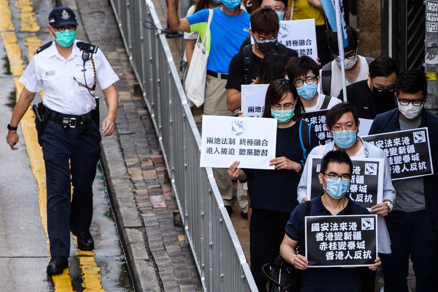 Pekingi kavatsus kehtestada Hongkongis uus julgeolekuseadus tõi eile tänavatele esimesed protestijad, kes leiavad, et seaduse jõustumise järel muutub Hongkong justkui Xinjiangi autonoomseks piirkonnaks. Viimases asuvad kurikuulsad uiguuri ümberõppelaagrid.