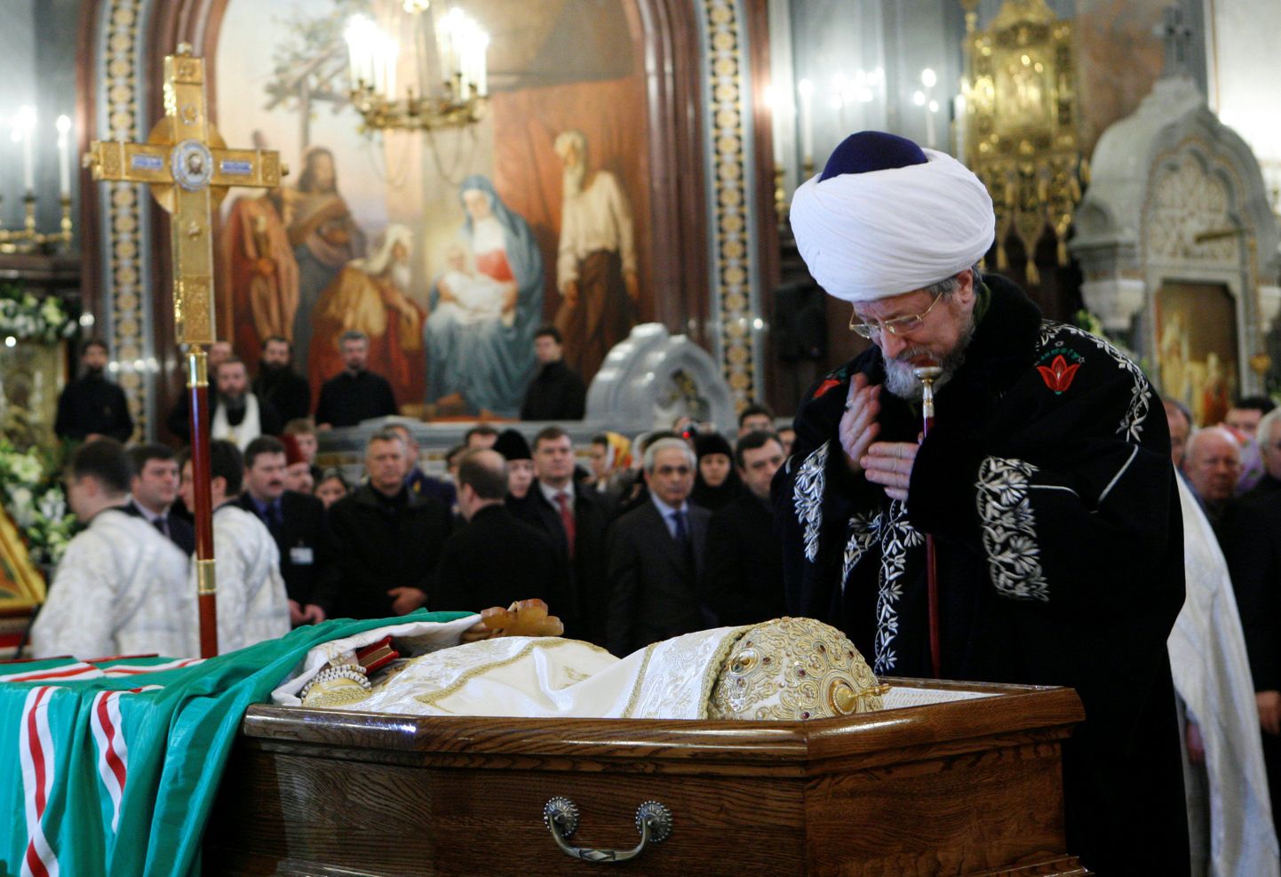 Islami vaimulik patriarh Aleksius II sarga juures.