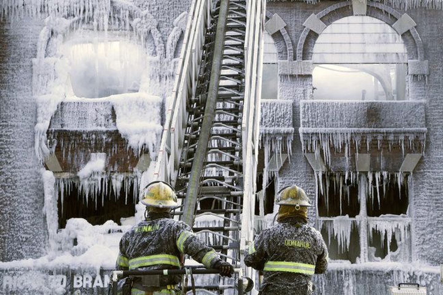 Пожарные превратили дом в произведение ледяного искусства.