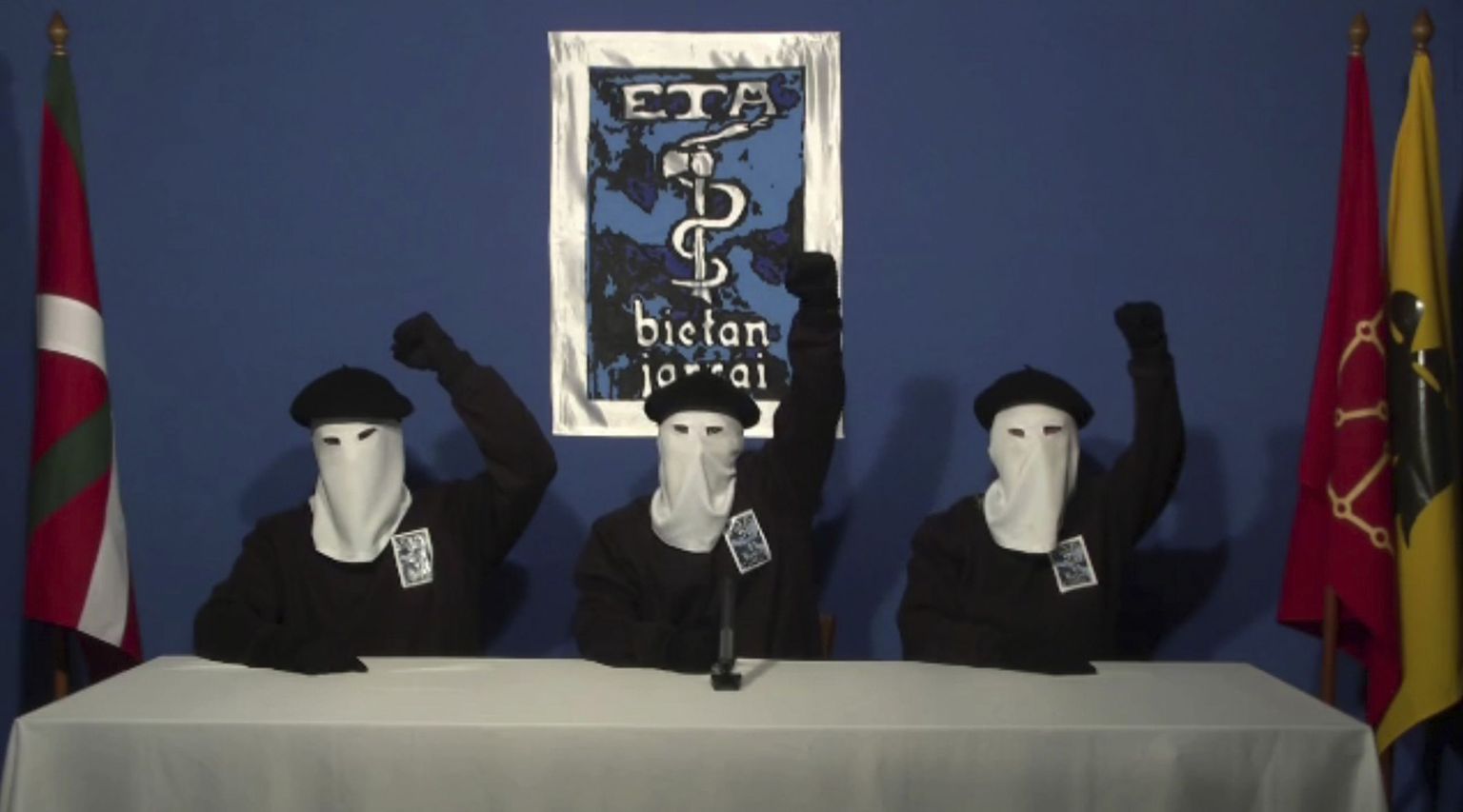 ETA liikmed teadet edastamas.