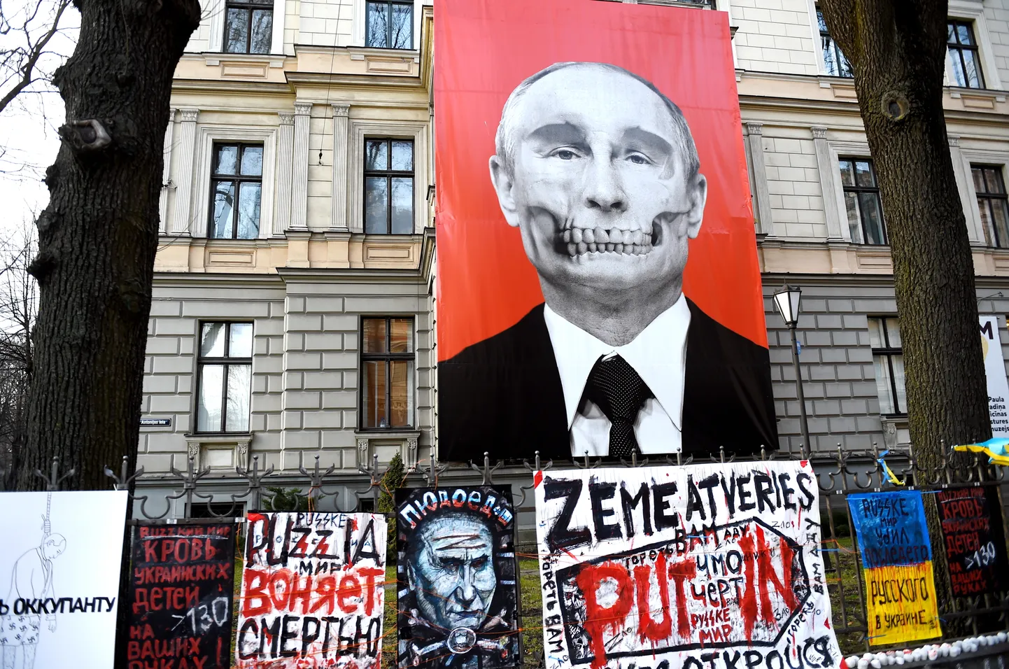 Plakāti pie Paula Stradiņa Medicīnas vēstures muzeja, paužot nosodījumu Krievijas militārajai agresijai pret Ukrainu.