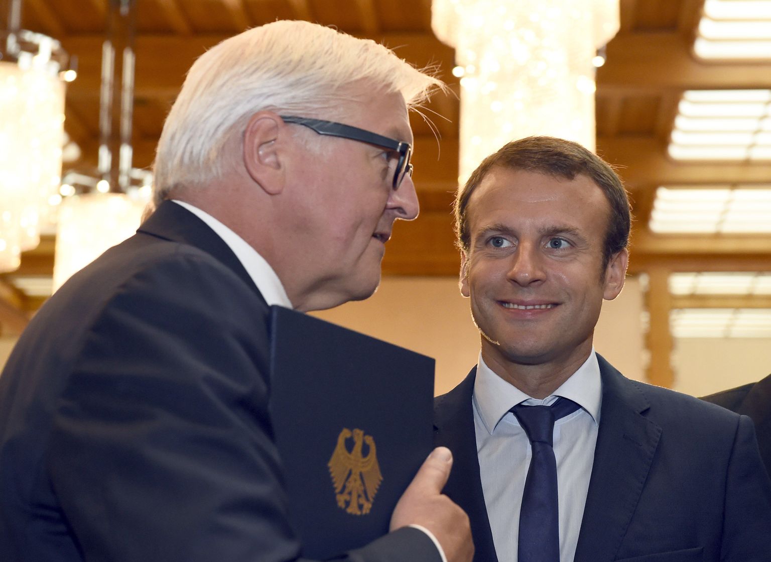Prantsusmaa majandusminister Emmanuel Macron (paremal) ja Saksa välisminister Frank-Walter Steinmeier konverentsil Berliinis.