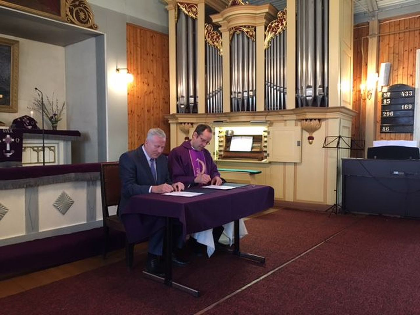 Abilinnapea Arvo Sarapuu ja Nõmme Rahu koguduse õpetaja Ove Sander allkirjastasid pühapäeval pärast palmipuudepüha jumalateenistust kiriku restaureerimise rahastamise lepingu.