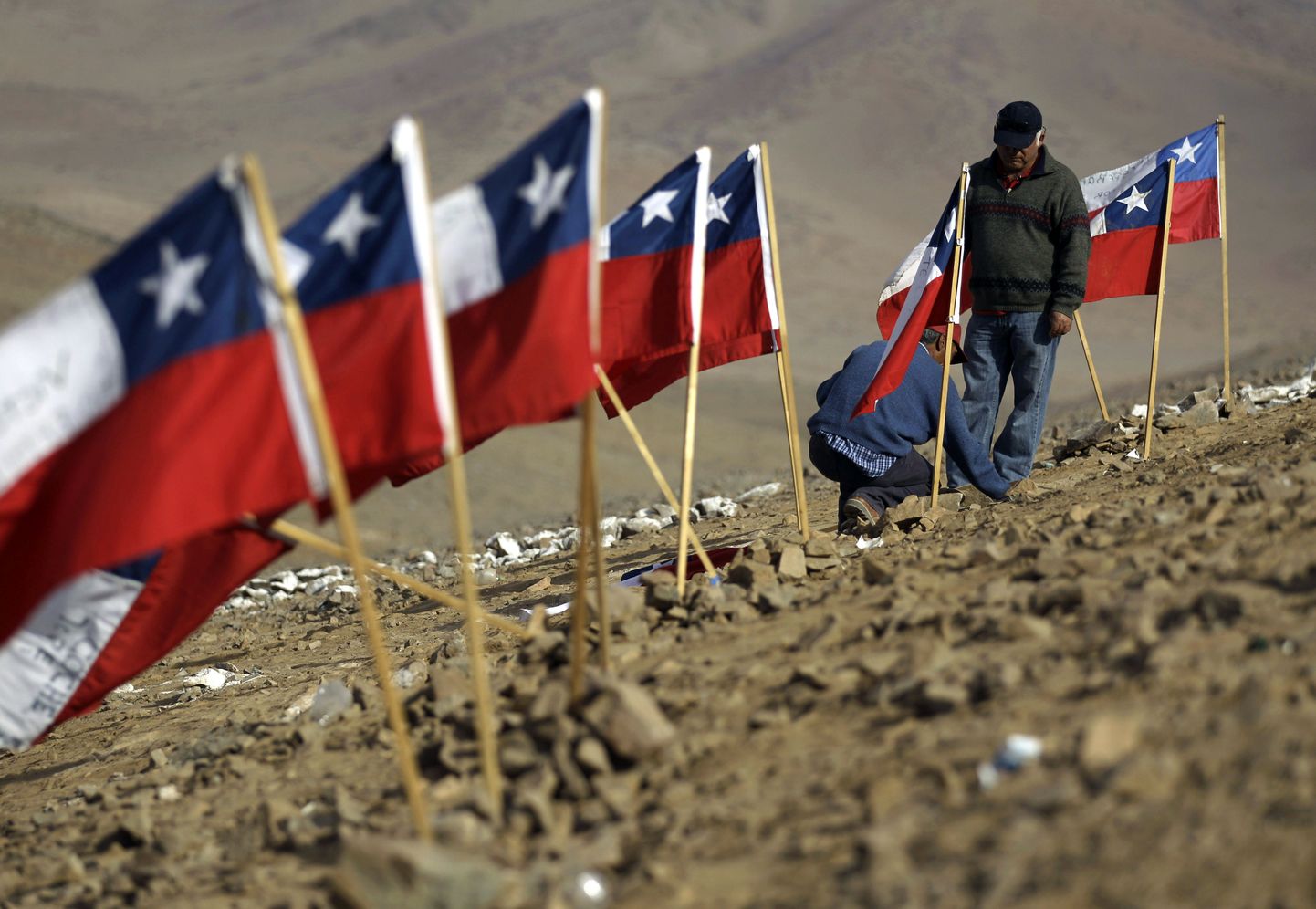 33 Tšiili lippu maa alla lõksu jäänud kaevurite nimedega. Meeste päästeoperatsioon võib kesta neli kuud.