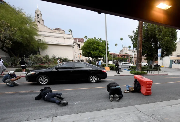 USAs Californias Riverside'is varjusid protestijad 1. juunil politsei kummikuulide eest.