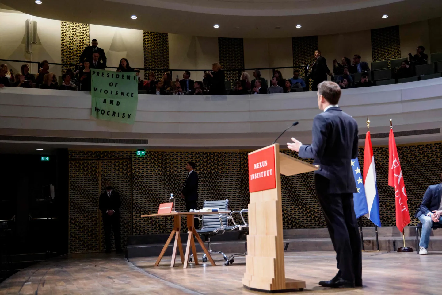 Prantsusmaa president kõnet pidamas, Haagis, 11. aprillil 2023. aastal.
