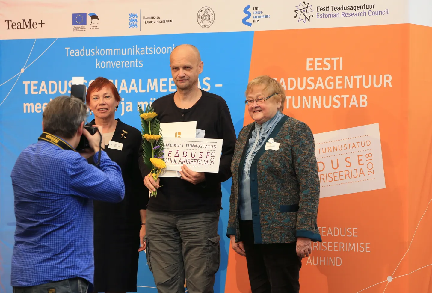 Parima teaduse ja tehnoloogia populariseerija II preemia pälvis 2018. aastal zooloog ja pedagoog Aivo Tamm, kes on silmapaistvalt edukas loodusteaduste huvi tekitaja ja hoidja õpilastele toimuvate huviringide kaudu.Pildil vasakult: Karin Jaanson, Aivo Tamm, Ene Ergma. Pildistab Sven Tupits.