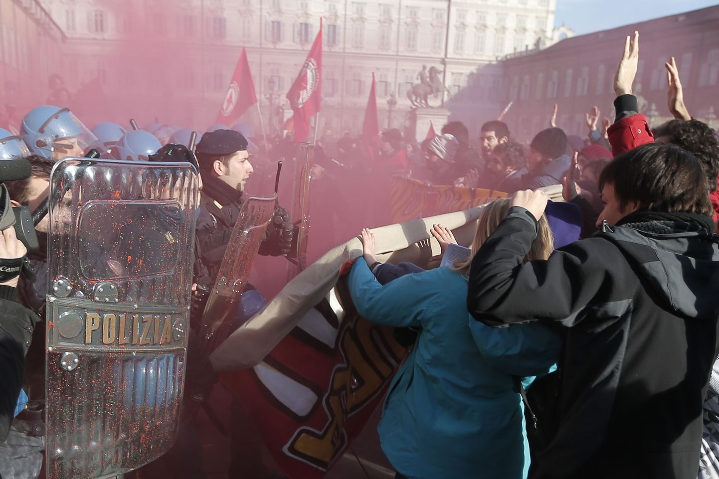 Itaalia põhjaosas Torinos pildusid protestivad tudengid politseinikke värvipommidega.