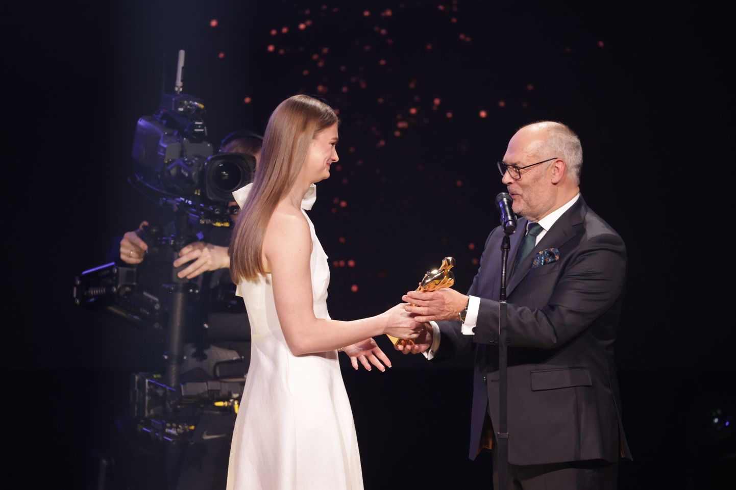 Энели Ефимова получает почетную награду из рук президента Эстонии Алара Кариса.