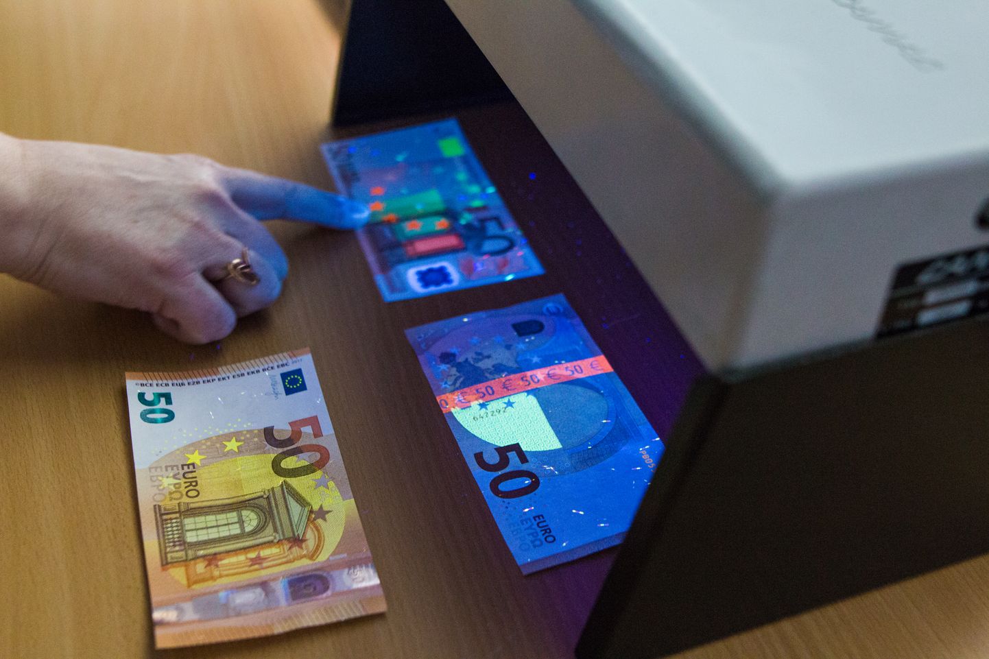 В Тарту обнаружили 17 купюр достоинством 50 евро с признаками подделки.