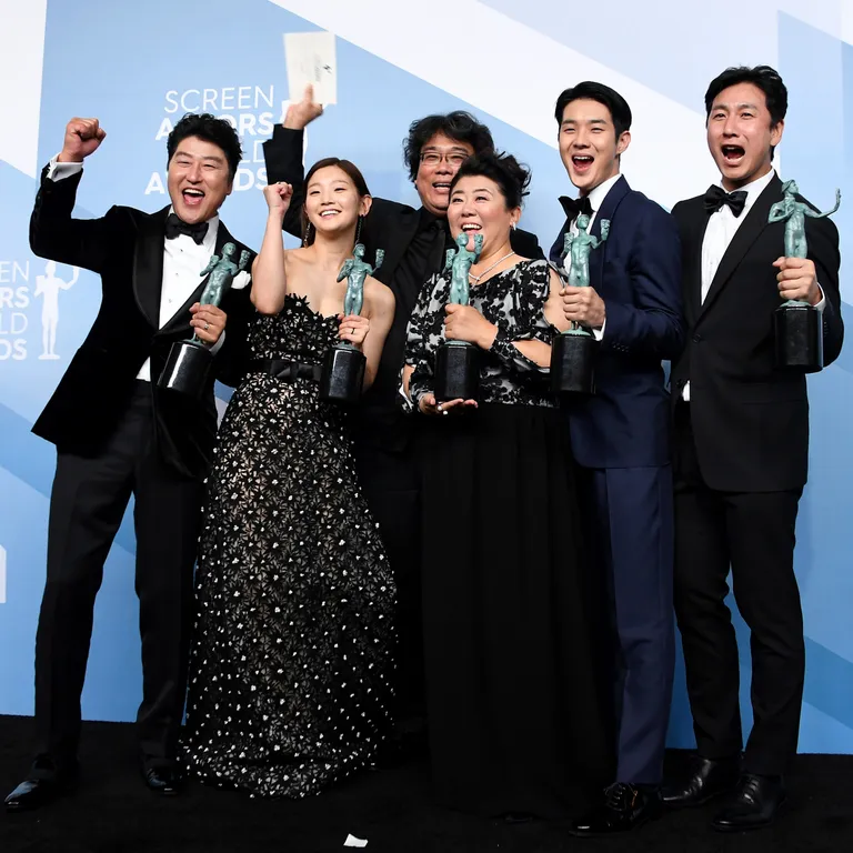 Lõuna-Korea hittfilm «Parasiit» võitis parima näitlejateansambli preemia. Trupi taga režissöör ja stsenarist Bong Joon Ho.