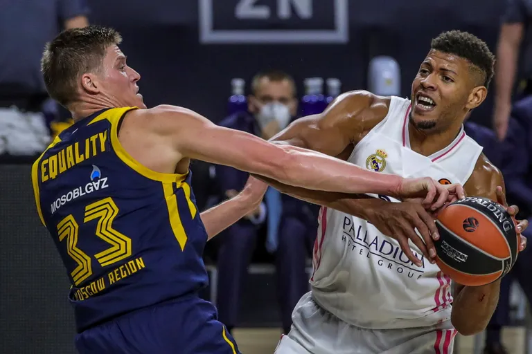 Jonas Jerebko (vasakul) oli üks neist, kes võitles mehiselt sügisel, mil paljud tiimikaaslased olid koroonas. Pildil rügab ta Madridi Reali tsentri Walter Tavarese vastu.