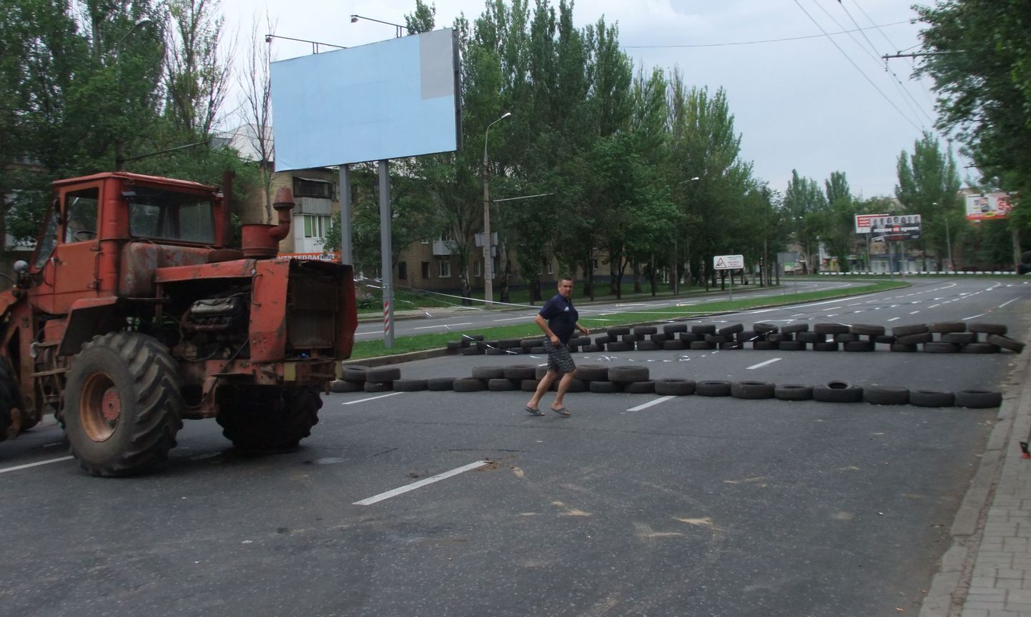 Nn Donetski rahvavabariigi poolehoidjad on rajanud Donetski kesklinna barrikaade.