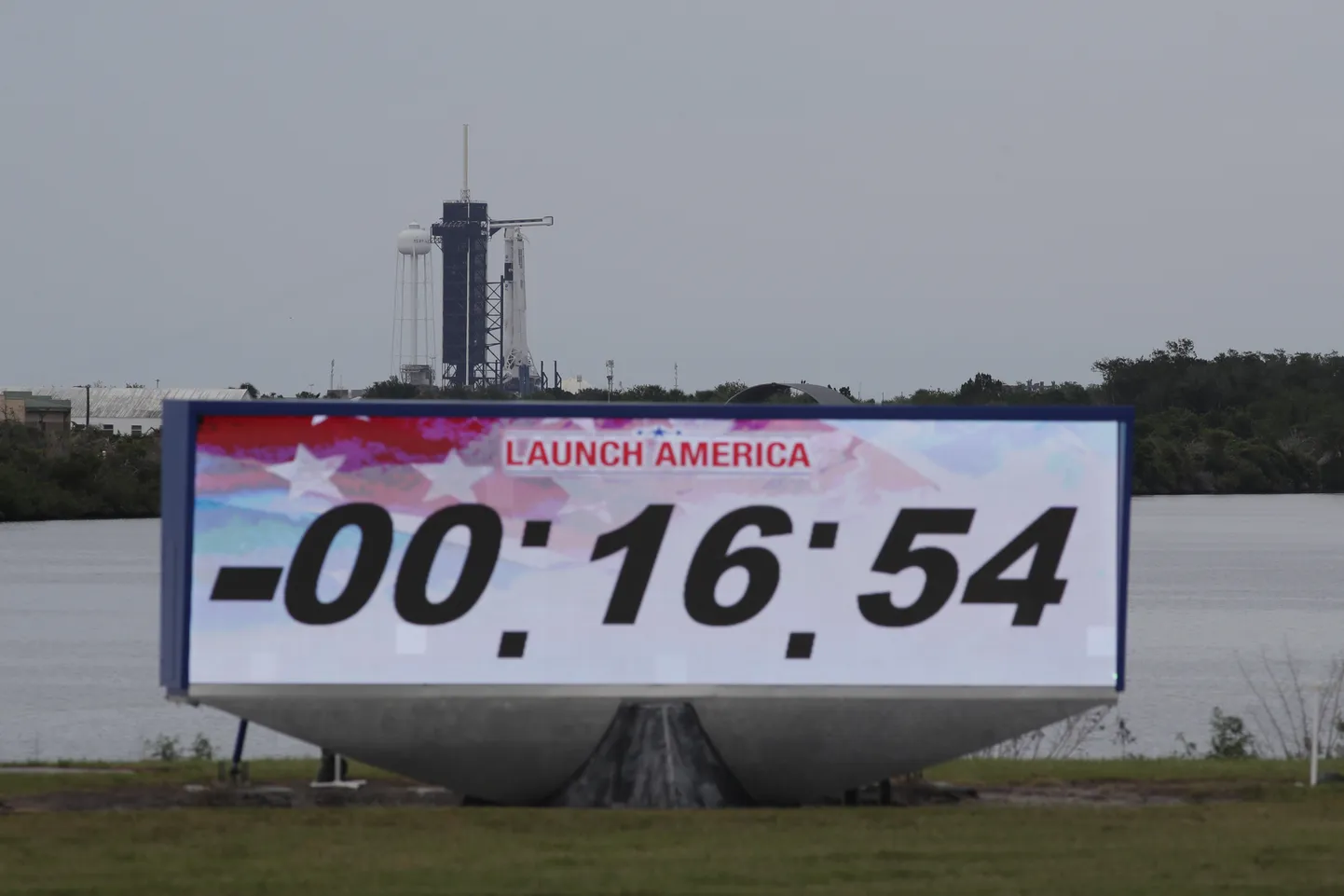 Старт ракеты-носителя Falcon 9