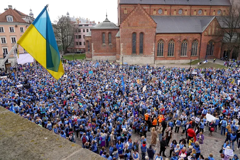 Протестующие на Домской площади