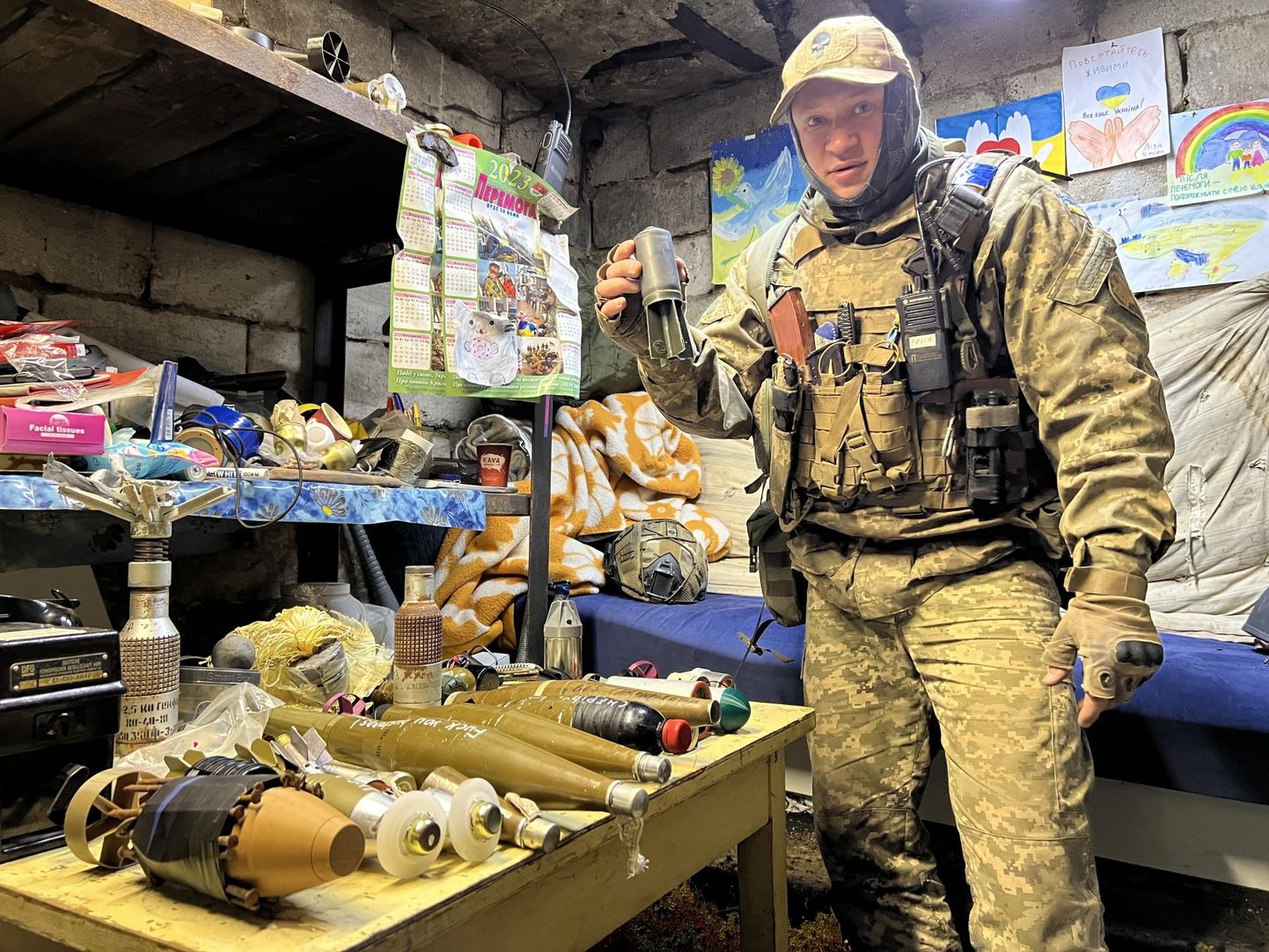 Andrei kattis oma punkris külalistele laua. Lauale pani ta erinevad pommikesed, mida ta nagu hea kokk ise valmistab ja siis droonide abiga Vene sõduritele kaela saadab. Fotol tutvustab Andrei oma lõhkevaid hõrgutisi. 