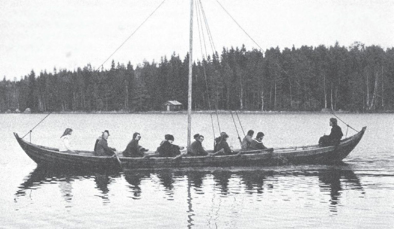 Mereajaloolaste hinnangul sarnaneb Saaremaalt Sõrve poolsaarelt Salmest leitud laev peaaegu üks-ühele selle Rootsis taastatud viikingilaevaga, ainult et Salme laeval puudus mast ja puri.