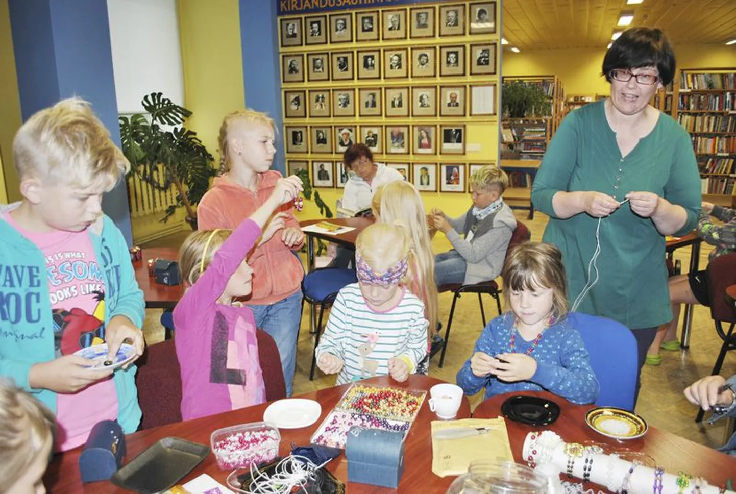 Raamatutega suve jooksul sinasõbraks saanud laste nobedate näppude vahel ning Maie Männiste julgustava pilgu all valmisid pärlikeed ja käevõrud.