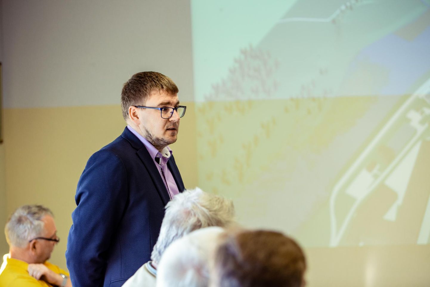 Keskkonnaagentuuri asedirektor Peep Siim kiitis Tori vanas vallamajas Pärnu jõe ümarlaual tööde head edenemist Sindi kärestikul.
