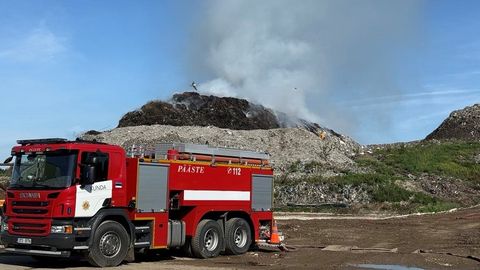 Požar na odlagališču Uikala: Gašenje se nadaljuje, prebivalci naj ostanejo v zaprtih prostorih