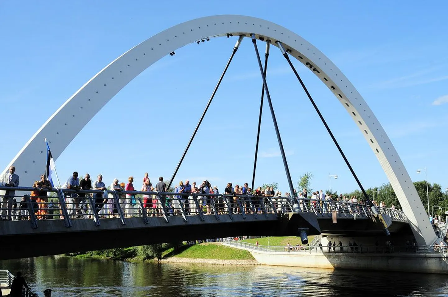 Ülikallis Vabadussild, mille otstarbekuses tartlased kahtlema kipuvad, sest aastaid on räägitud, et kuiva jalaga Emajõest üle saamiseks vajavad sildu hoopis Tartu äärealad.