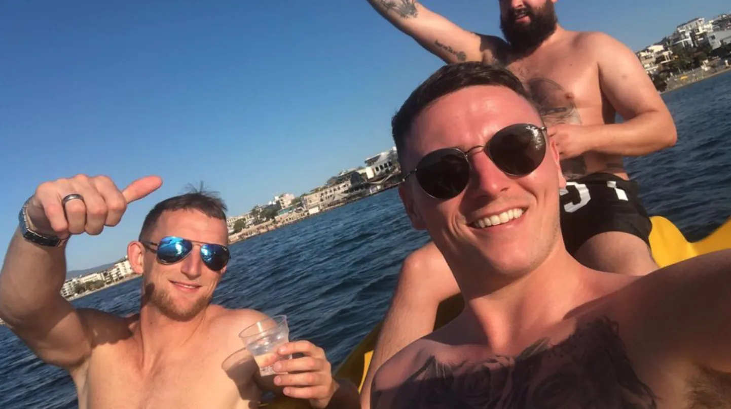 Richard Molloy (tagumine) sõitis koos sõprade Declan Carsoni (vasakul) ja Aaron Callaghaniga (paremal) Türki lõbutsema ja hambaid valgendama.