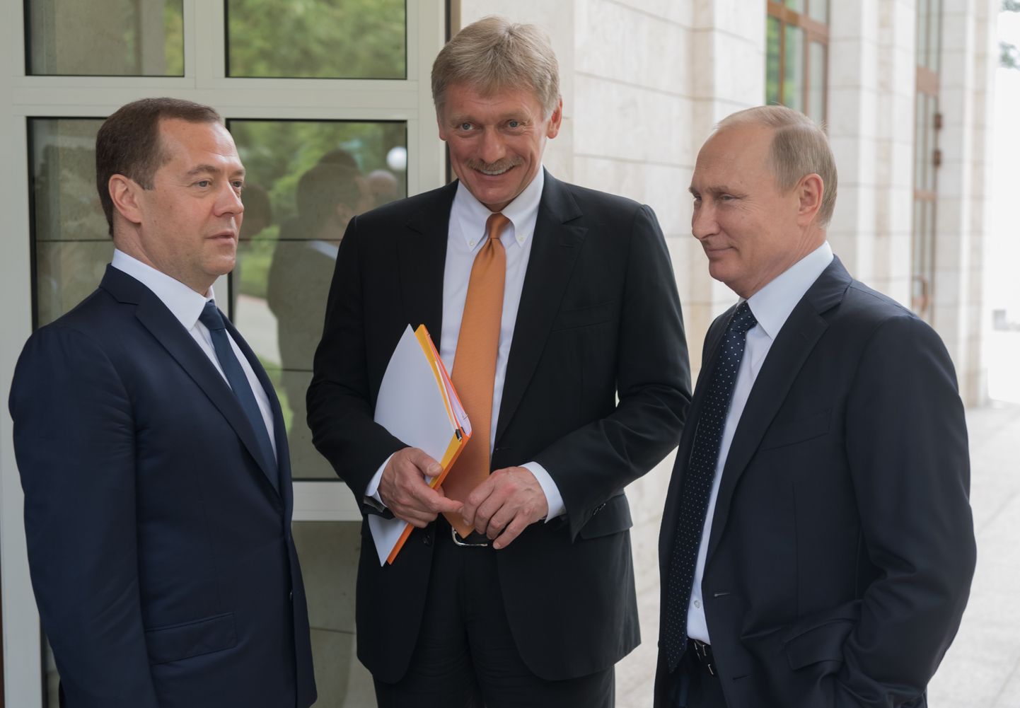 Vasakult: Dmitry Medvedev, Dmitry Peskov ja Vladimir Putin