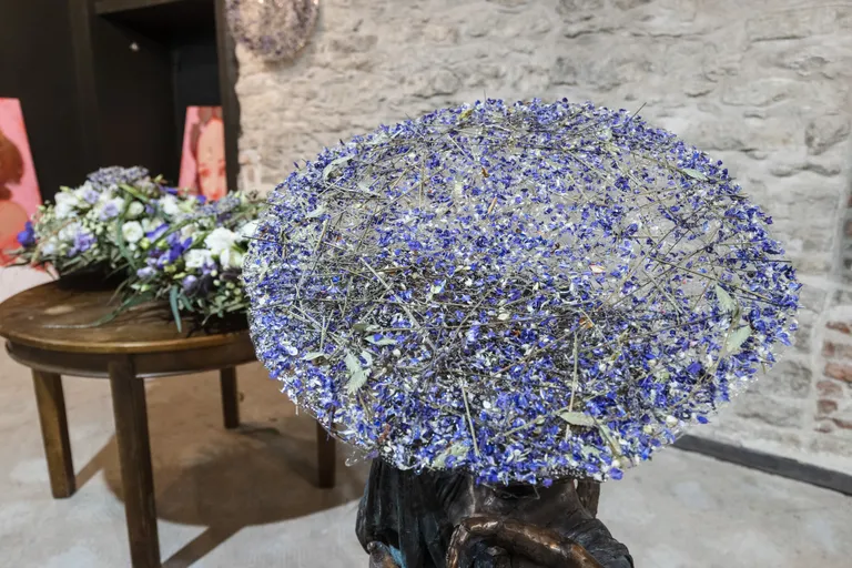 Потрясающая по красоте и технике цветочная инсталляция из васильковых лепестков