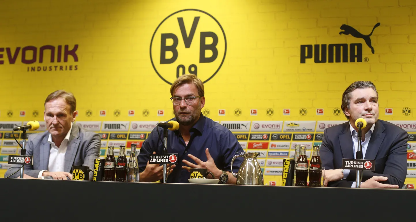 Jürgen Klopp (keskel) teatas pressikonverentsil, et lahkub Dortmundi Borussia peatreeneri kohalt