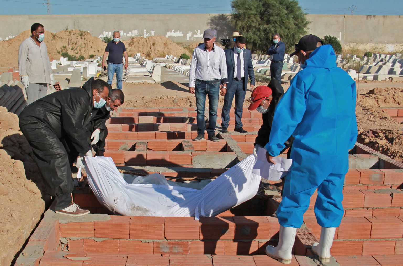 Uppunud migrantide matmine Sfaxis.