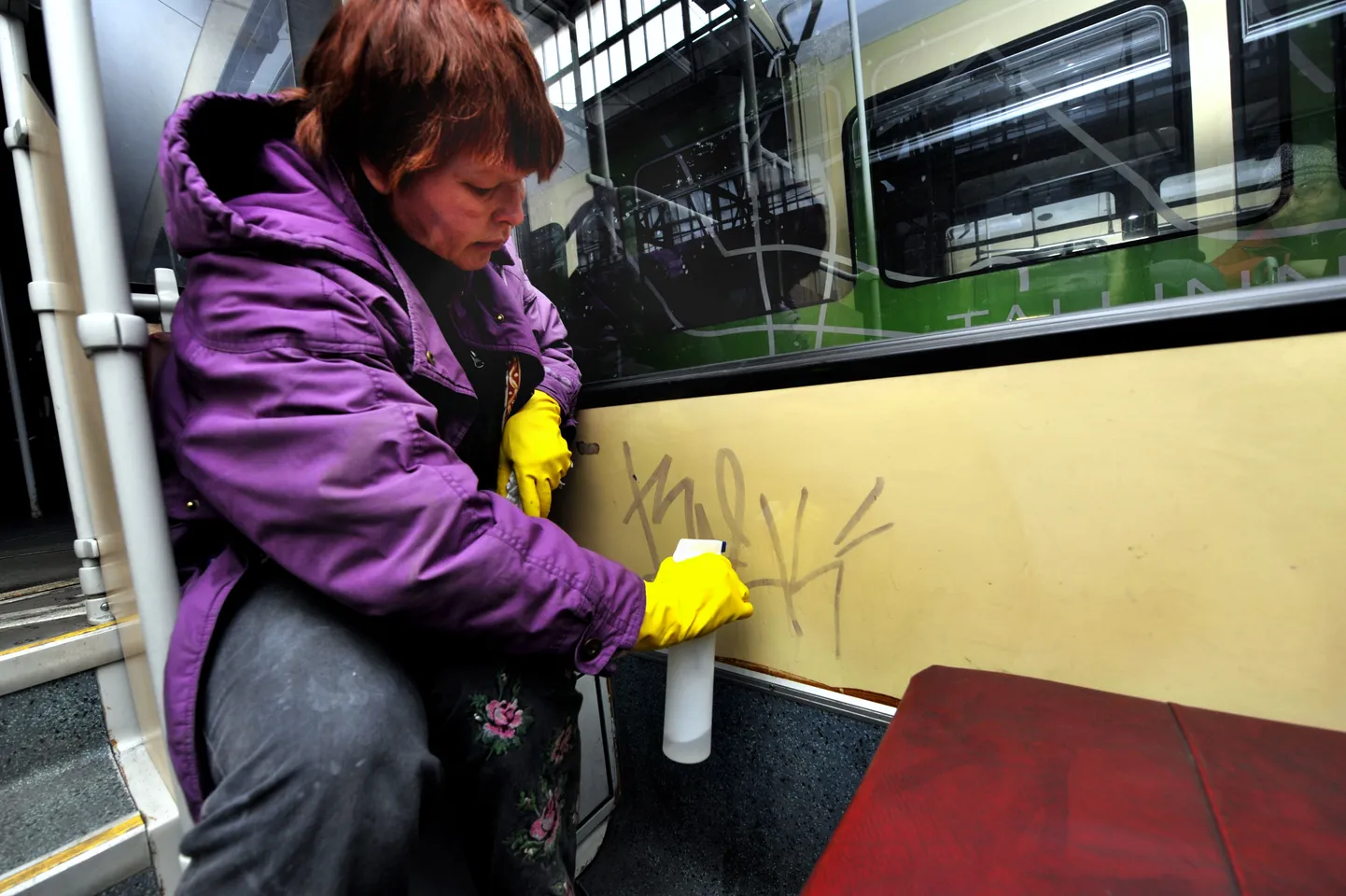 Trammipargi veeremi koristaja Raili Uusoja sõnul korduvad trammide seintel ühed ja samad kritseldused.