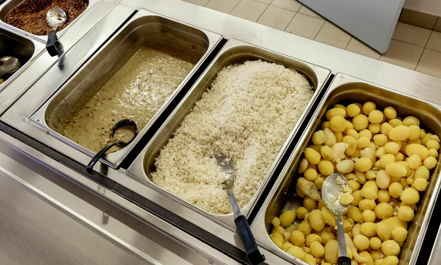 Baltic Restaurants Estonia ja Stockholmi keskkonnainstituudi Tallinna keskuse uuringust on varem selgunud, et igal aastal visatakse Eesti koolide ja lasteaedade sööklates ära 1900 tonni toitu.