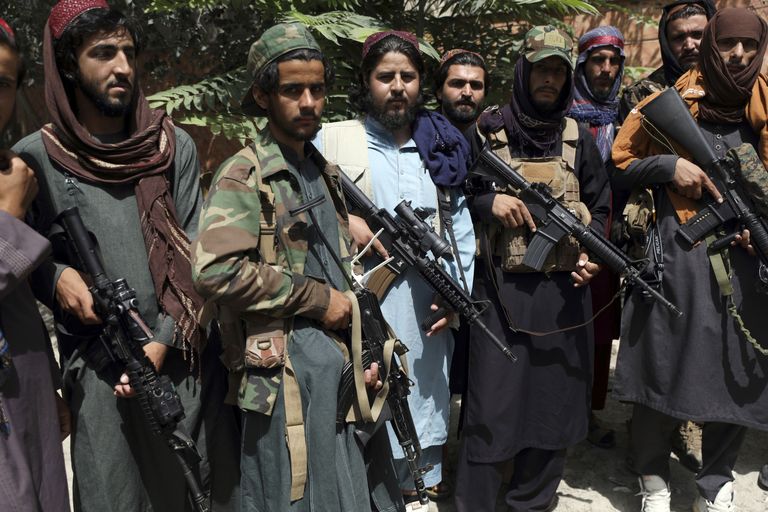 Talibani võitlejad fotograafile poseerimas.