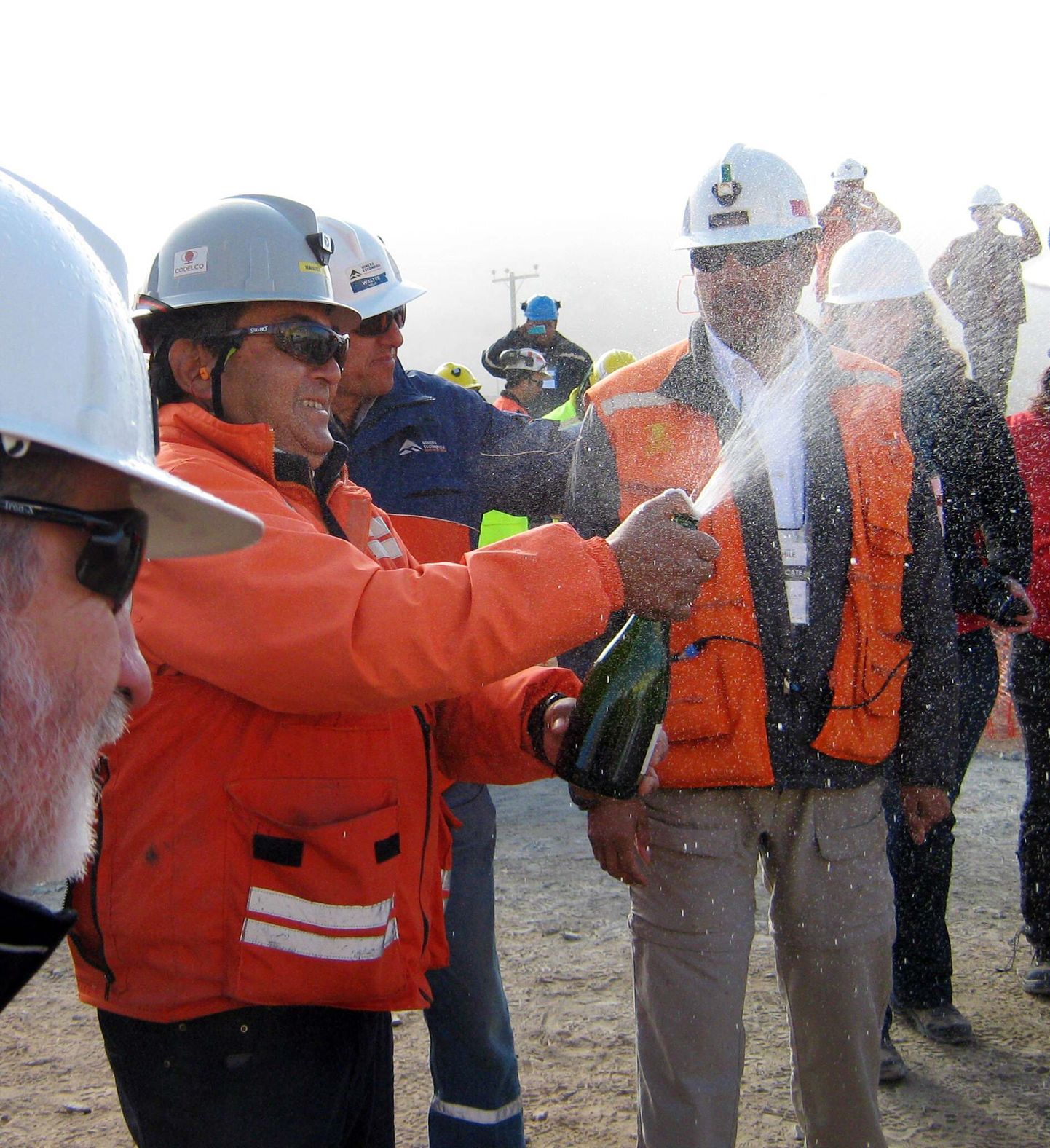 Tšiili päästetöötajad tähistasid šahti edukat puurimist šampanjaga.