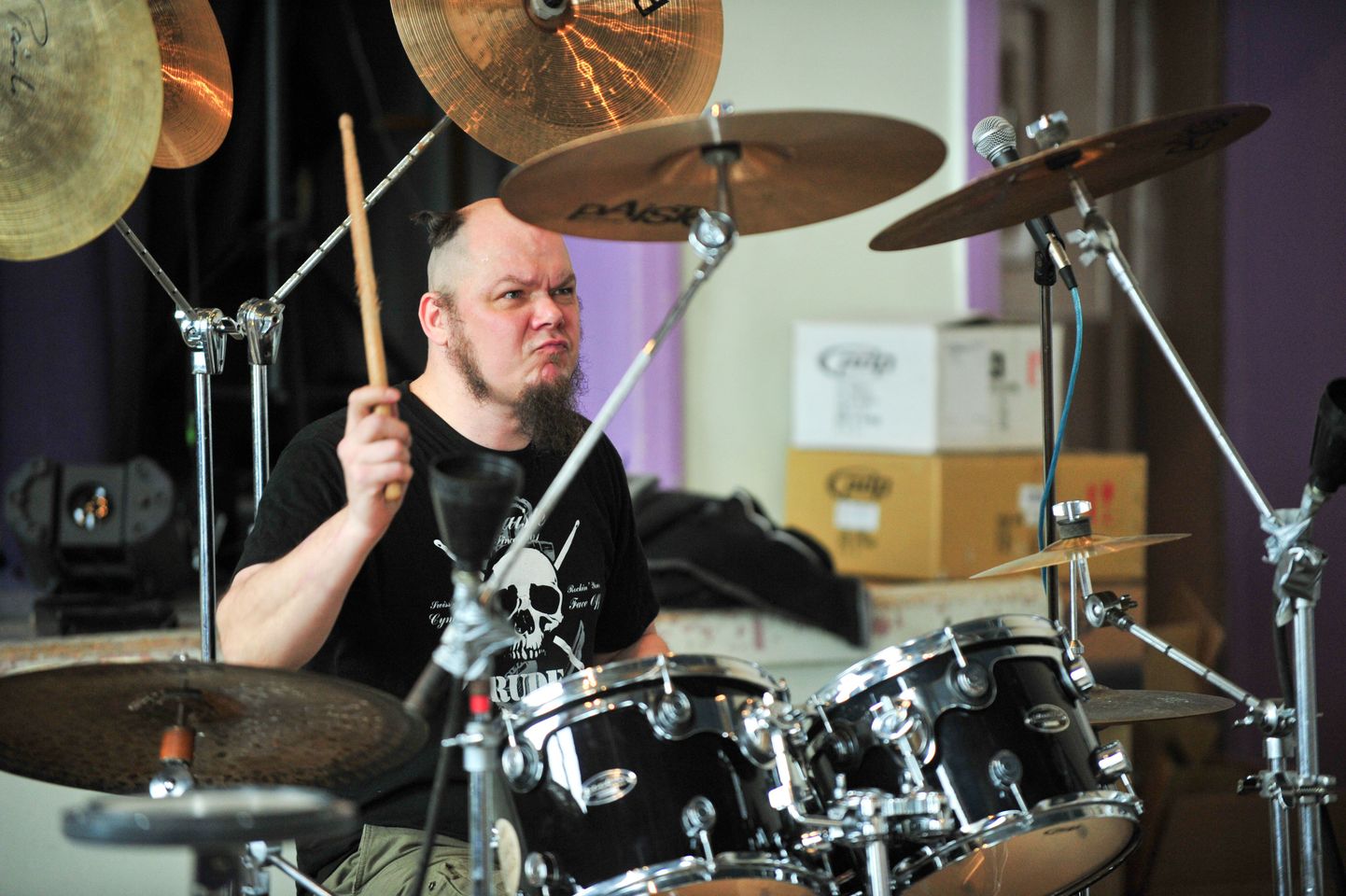 Peeter Jõgioja õpetab täna pärnakaile trummi baasrütme ja mõõdab löögikiirust.