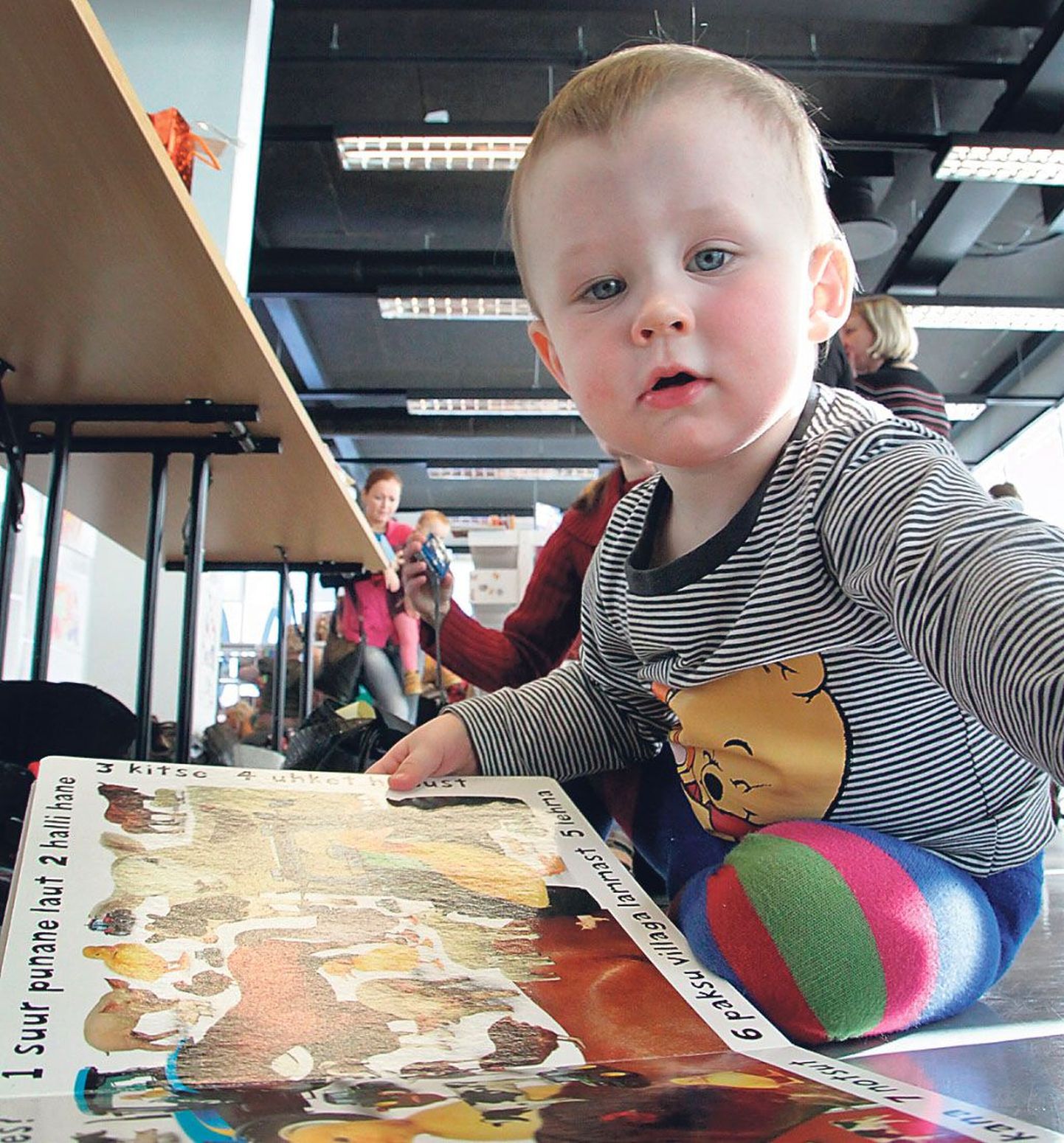 Eile emaga Mürakarukooli tulnud 1,7aastane Herwin Väljamäe oli raamatukogus esimest korda. Laulumängude vahel haaras poiss uudistamiseks riiulilt ilusa pildiraamatu.