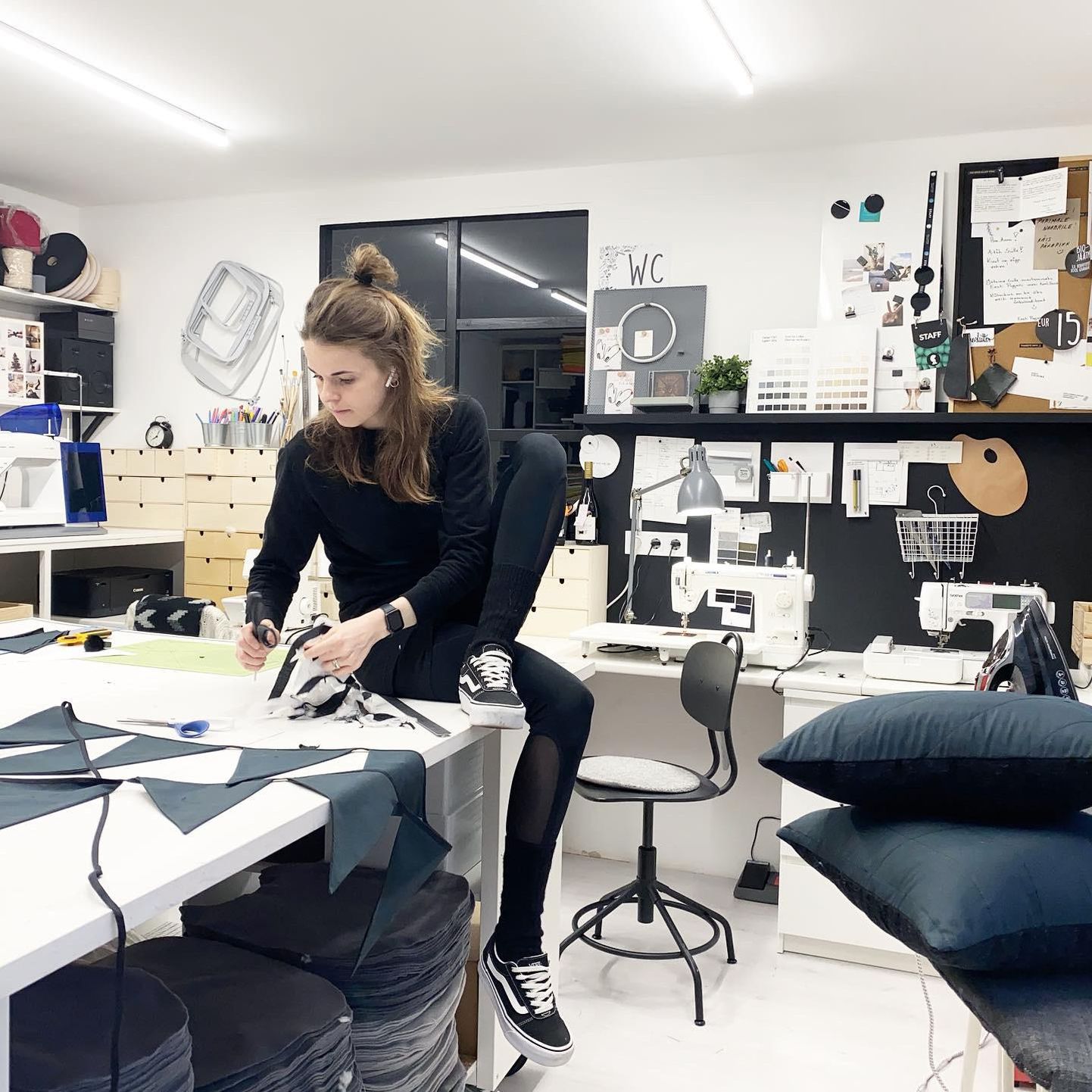 Disainer Anna Lutteri stuudios on igal asjal kindel koht, nii leiab vajaliku hõlpsalt üles.
