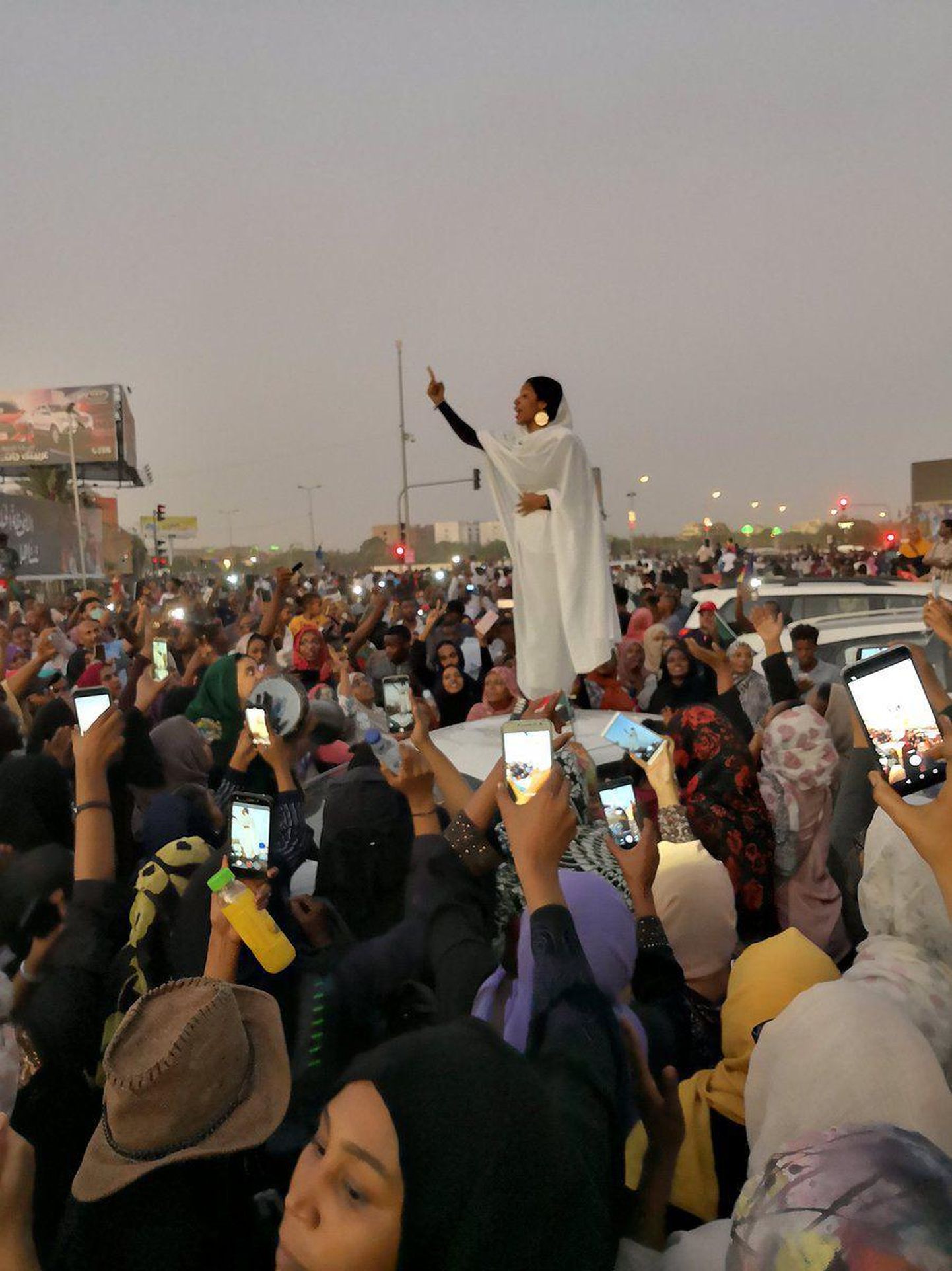 Sudaani protestide sümboliks on saanud pilt meeleavaldusel rahvast ergutanud 22-aastasest Alaa Salah’st, keda kutsutakse nuubia kuningannaks Kandakaks. 