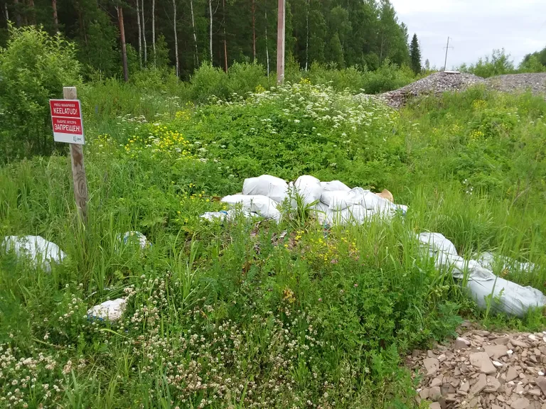 Prügi mahapanekut keelavad sildid inimestele eriti korda ei lähe.