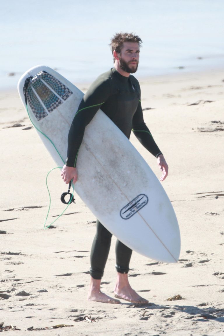 Liam Hemsworth jõulude eel surfamas
