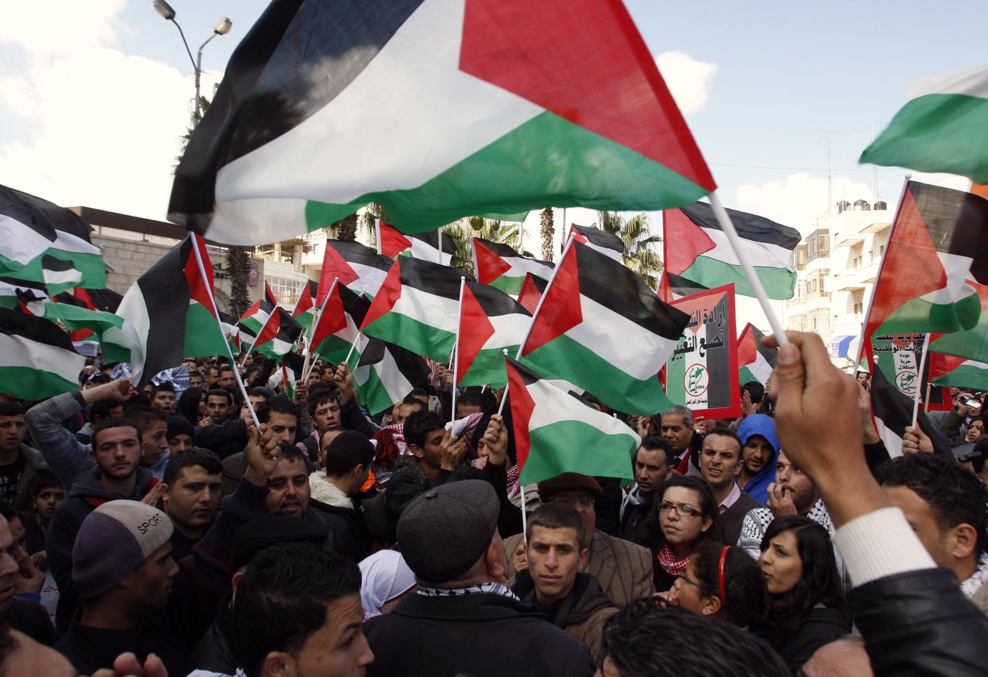Rahvas Palestiina lippudega.