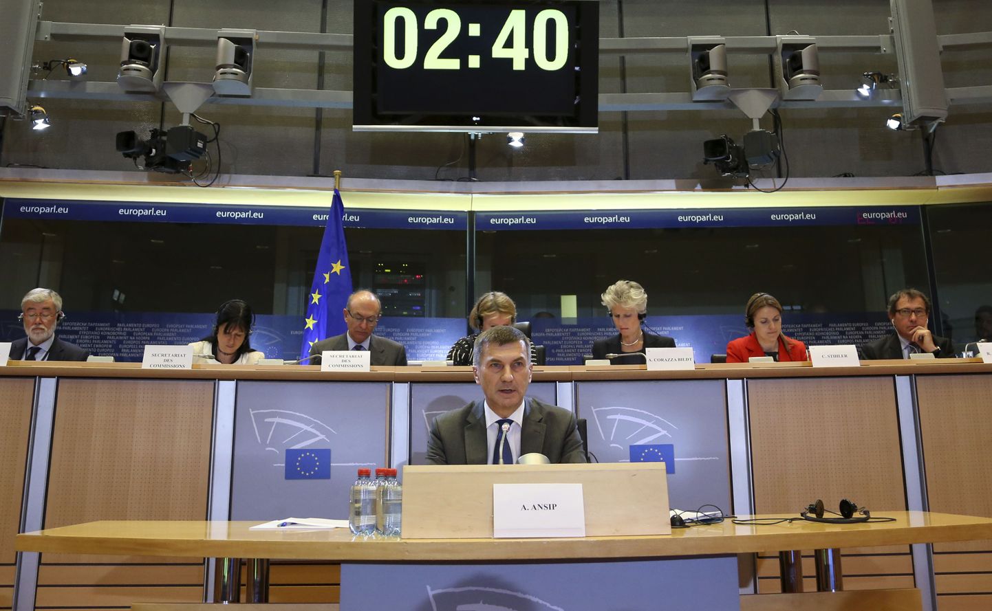 Андрус Ансип выступает на слушаниях в Европарламенте.