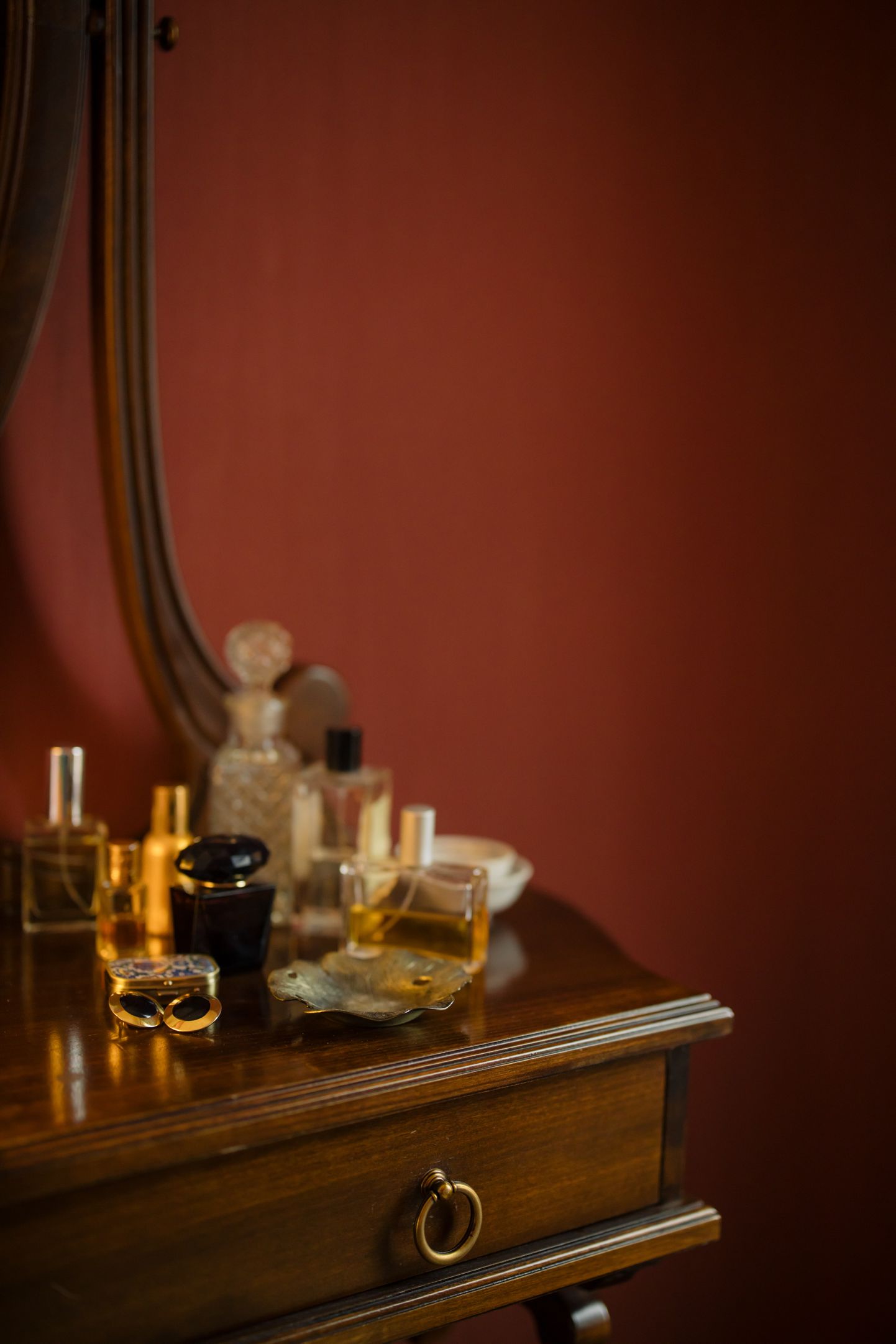 Öökapilt leitav parfüümipudel pajatab loo nii kandja kui ajastu kohta.