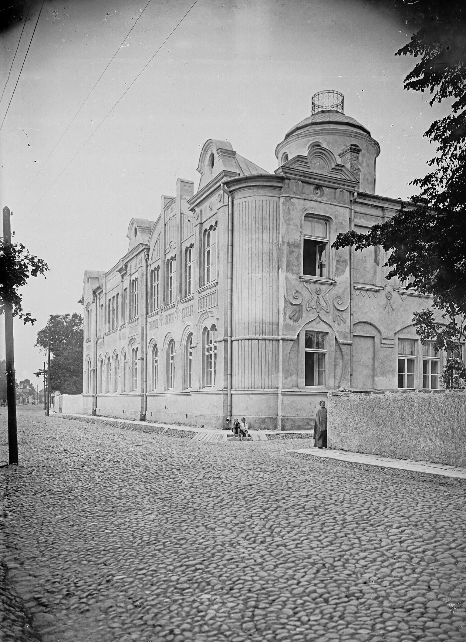 Kuressaare kreiskooli hoone peale 1910. aasta ümberehitust, millega lisati hoonele uhked juugendlikud fassaadid.