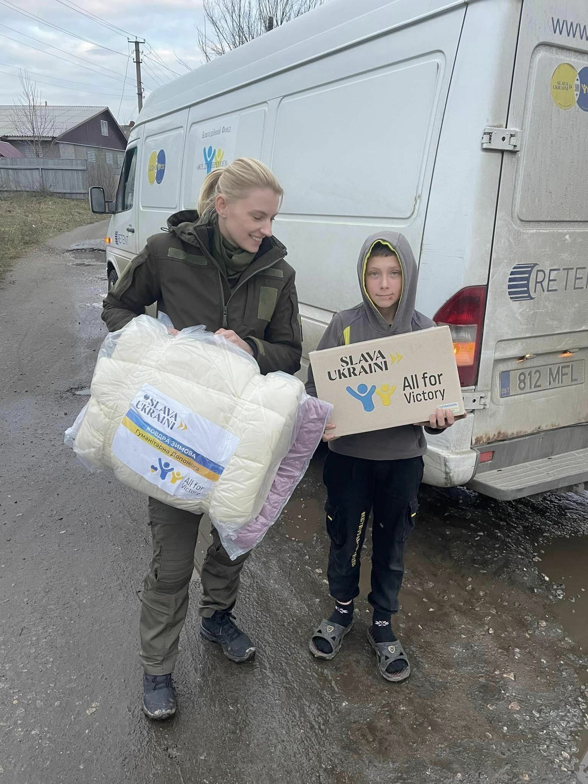 Йоханна-Мария Лехтме 19 января в Изюме во время раздачи комплектов гуманитарной помощи «Надежда».