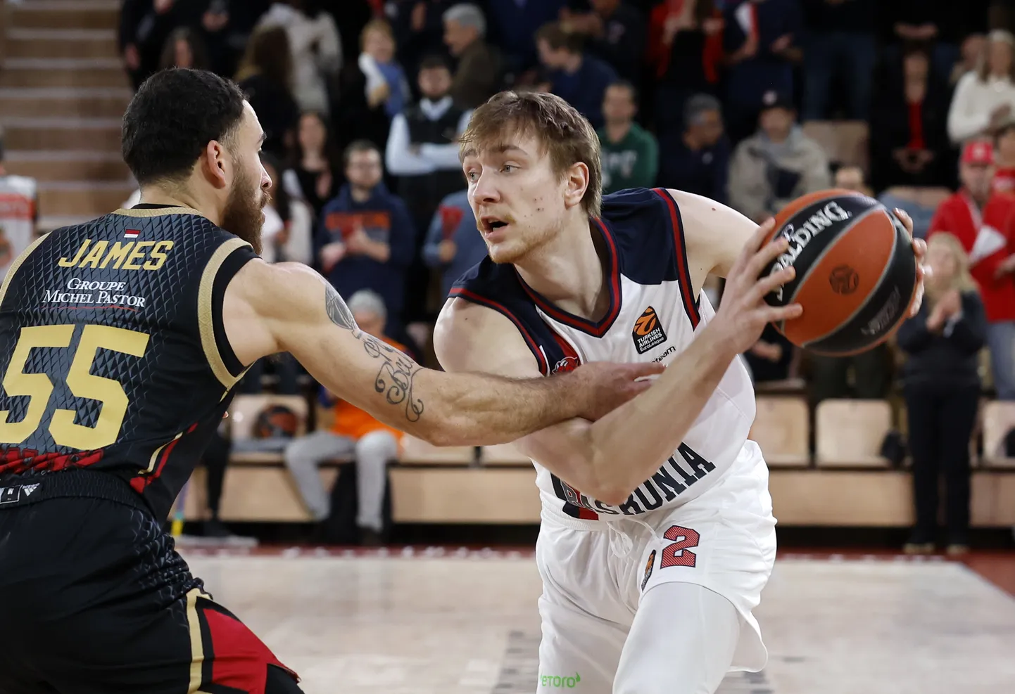 Baskonia mängija Sander Raieste (palliga), teda katab Monaco superstaar Mike James.