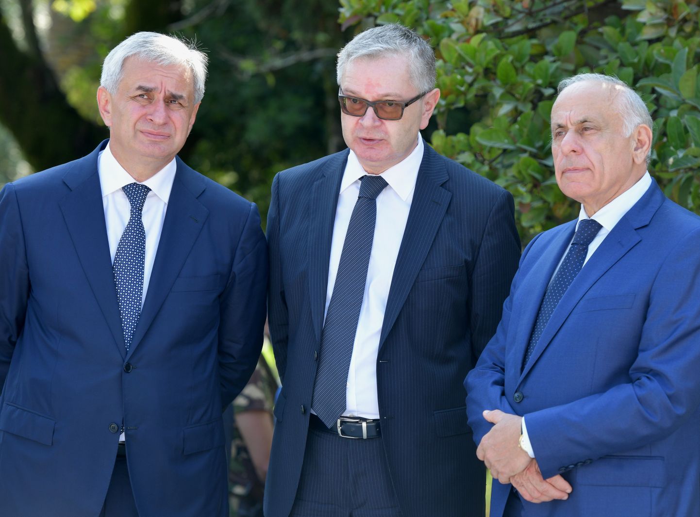 Геннадий Гагулия (справа), посол РФ Алексей Двинянин (в середине) и президент Рауль Хаджимба.