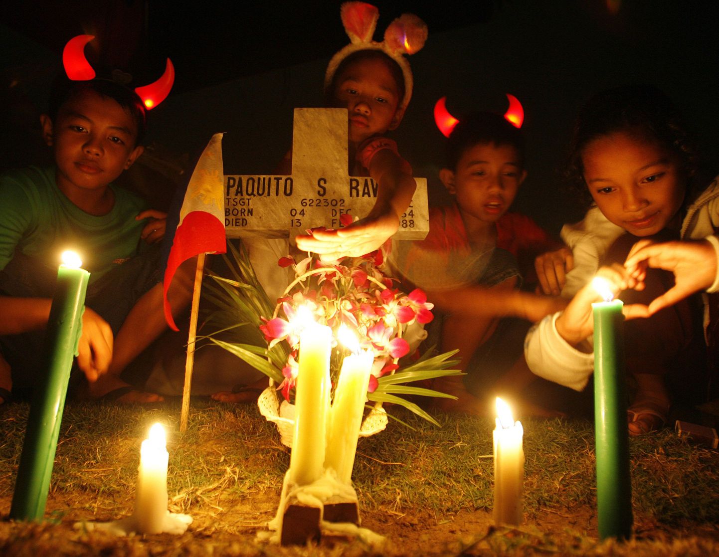 Katoliiklikel Filipiinidel mälestatakse kõigi pühakute päeval lahkunud sugulasi. Pildil teevad seda ühel Manila surnuaial sugulase haual lapsed.